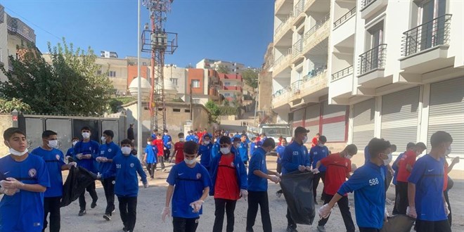 Spor Lisesi rencileri evreye el att, mahalleyi temizledi