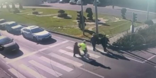 Trafik polisinden rnek davran