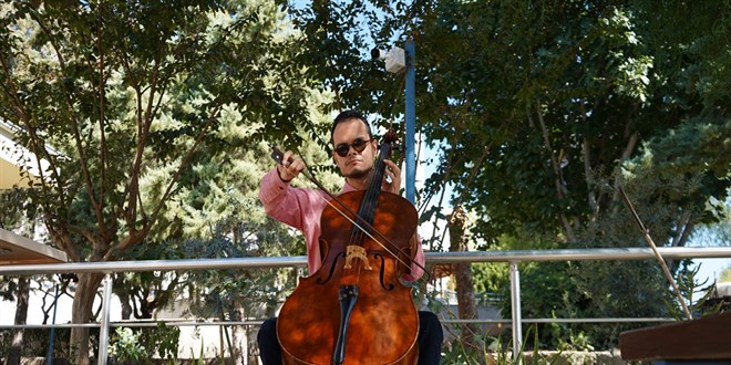 Mzik ifa veriyor: Grme engelli retmenden hastalara 'ritim ve arkl terapi' - Son Dakika Haber