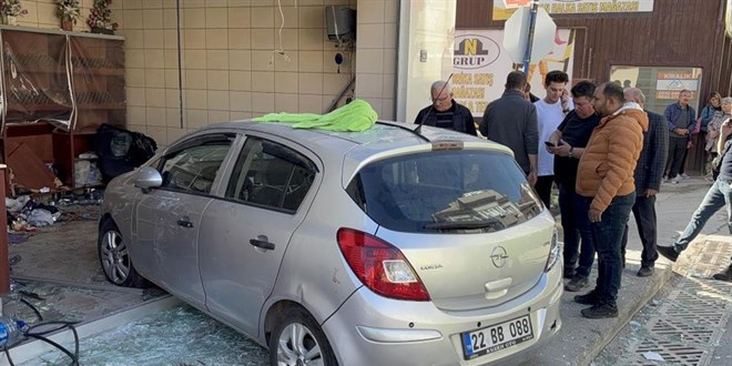 Edirne'de otomobil, ekmek frnna girdi: 4 kii yaraland - Son Dakika Haber