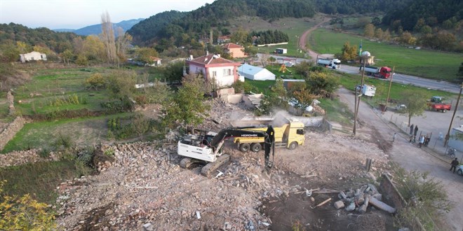 Depremin ardndan Sndrg'da ar hasarl binalarn ykm sryor - Son Dakika Haber