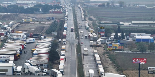 Kapkule'de ift ynl 7'er kilometre tr kuyruu olutu