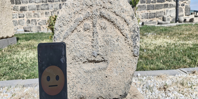 Dnyann ilk emojisi: 'Emojili Asker Mezar Ta' ilk kez ziyarete ald