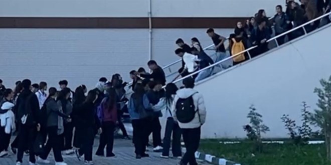 Okulda dehet anlar: Bir grup maganda okul basp, renci darp etti!