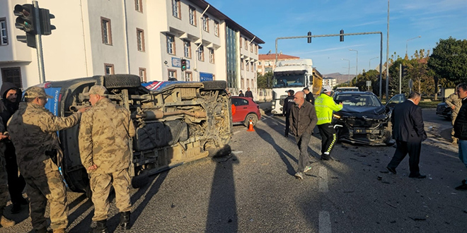 Makam arac jandarma minibsne arpt: 2 asker yaraland