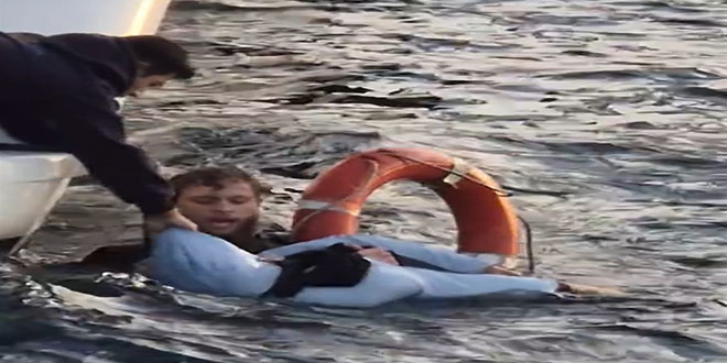 stanbul Boaz'nda insanlk dersi: Vapurdan den turisti baka bir turist kurtadrd - Son Dakika Haber