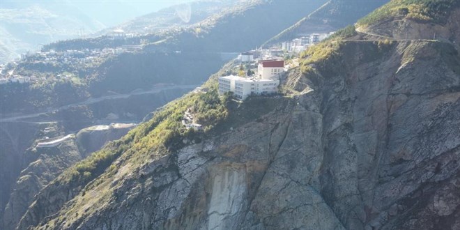 Artvin'de kaya kopmas panie neden oldu: ki lise tahliye edildi