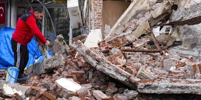 Depremlerle sarslan Sndrg 'afet blgesi' ilan edildi