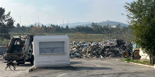 zmir'de CHP'li belediye kentsel dnm blgesini p toplama alan yapt