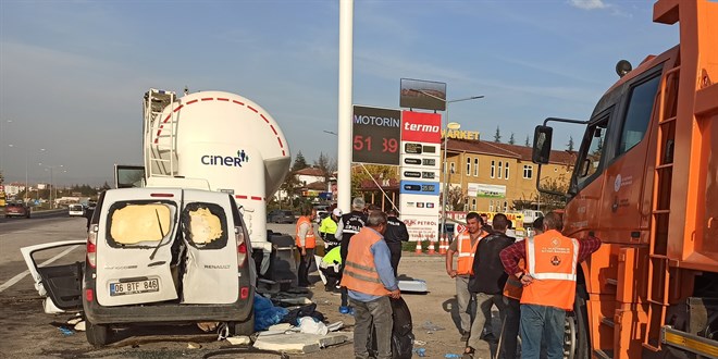 Ankara'da trafik kazasnda ayn aileden 3 kii ld - Son Dakika Haber