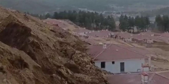 Kahramanmara'ta heyelan: Depremzedeler iin yaplan 10 ev toprak altnda kald - Son Dakika Haber