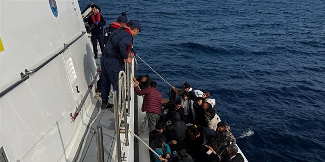 zmir aklarnda 64 dzensiz gmen kurtarld - Son Dakika Haber