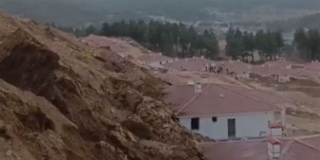 Depremzedeler iin yaplan 10 ev toprak altnda kald