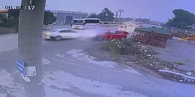 zmir'de iki otomobil arpt: 2 l, 4 yaral - Son Dakika Haber