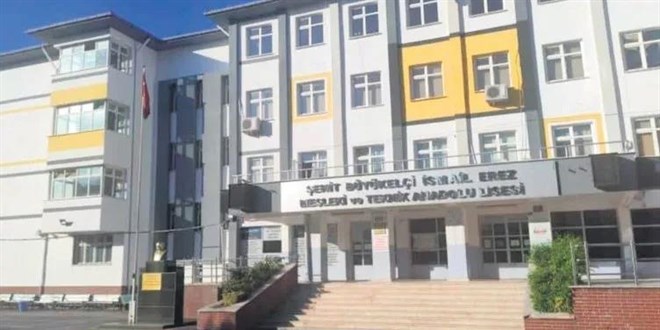 retmenden aklalmaz ceza: Grlt yapan rencileri yerde srndrd