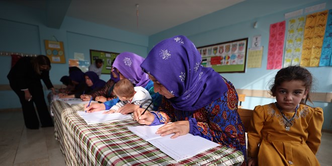retmenler hem ocuklar hem de annelerini okutuyor