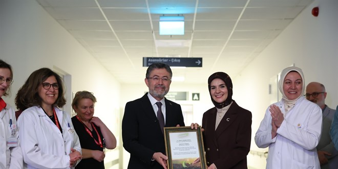 Her yeni doan bebek ve yeni evli ift adna bir fidan