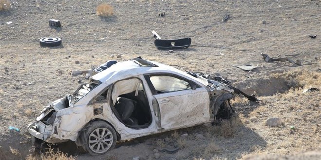 Nide'de arampole devrilen otomobildeki 2 kii ld - Son Dakika Haber