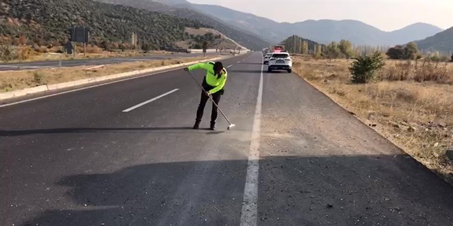 Trafik polisi cam krklar ve ta dklen yolu frayla temizledi