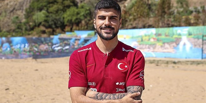 3 futbolcu Milli Takm aday kadrosundan karld!