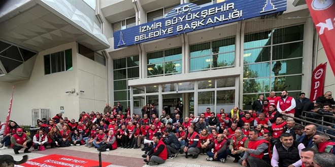 Sosyal haklarn alamayan zmir BB iilerinden oturma eylemi - Son Dakika Haber