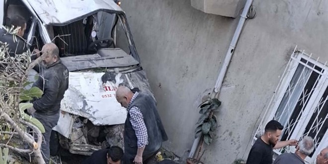 Denizli'de kamyonet evin bahesine utu: 1 l 3 yaral