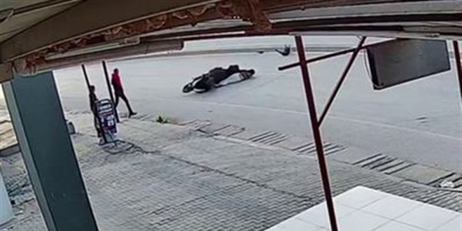 Hatay'da ba��bo� sokak k�pe�ine �arpan motorcu metrelerce s�r�klendi