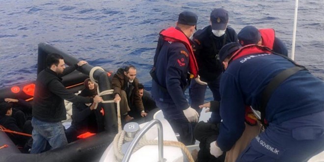 Marmaris aklarnda Yunanistan'n geri ittii 12 kaak gmen kurtarld - Son Dakika Haber