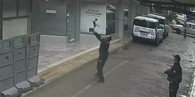 Manisa'da 2'nci katta den kediyi polis memuru kurtard - Son Dakika Haber