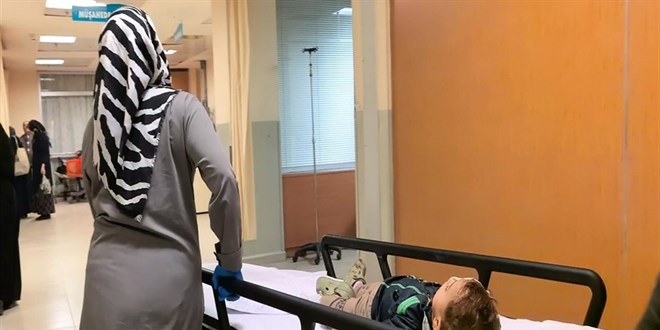 2 yandaki ocuk, patlayan torpil nedeniyle sa gzn kaybetti - Son Dakika Haber