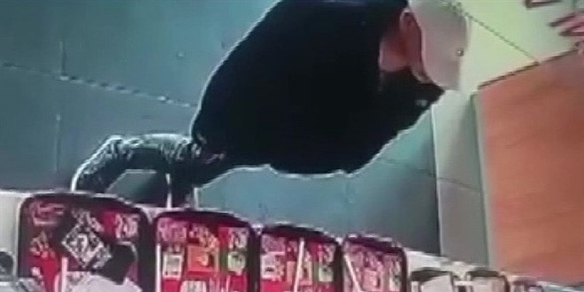 Adana'da yemek tepsisindeki cep telefonu alnd