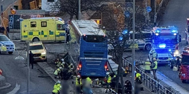 Stockholm'de otobs duraa arpt: ok sayda l ve yaral var - Son Dakika Haber