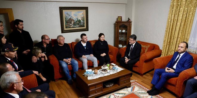 Bakan Yumakl, ehit pilot Hasan Bahar'n ailesini ziyaret etti