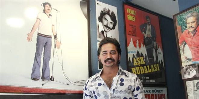 zmir'in nostaljik sokanda Ferdi Tayfur esintisi - Son Dakika Haber