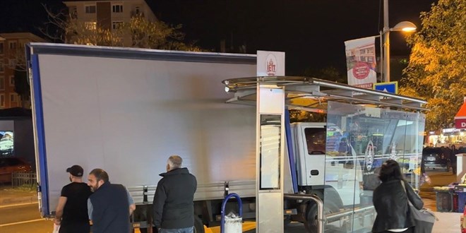 Ataehir'de kamyonet duraa dald: Kaza an kamerada - Son Dakika Haber