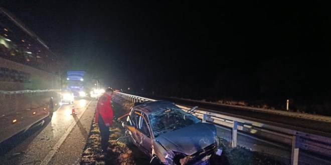 Otostopla bindii ara mezar oldu: 1 l, 2 yaral - Son Dakika Haber