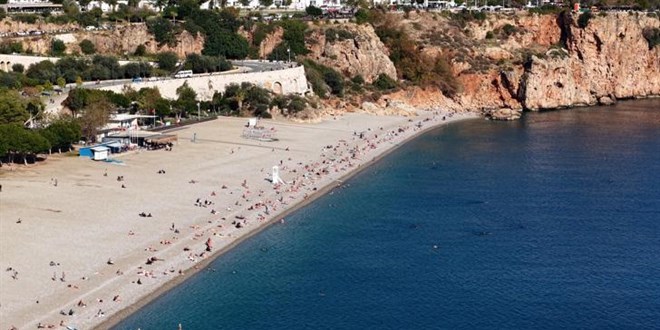 Ara tatilin son gnnde, sahilde yaz aratmayan younluk