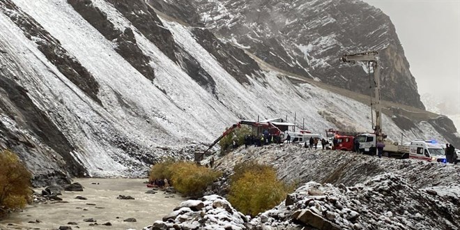 Zap Suyu'na kamyonet yuvarland: 2 l, 2 yaral - Son Dakika Haber