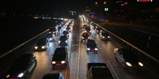 43 ilin gei noktasnda trafik younluu artt