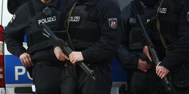 Almanya'da polis, 12 yandaki iitme engelli bir kz silahla vurdu - Son Dakika Haber