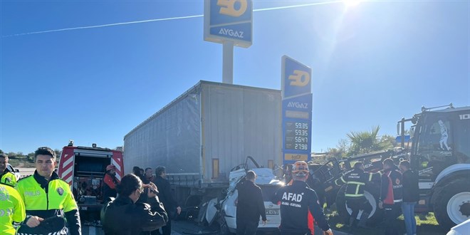 TIR'a arkadan arpan otomobildeki retmen hayatn kaybetti - Son Dakika Haber