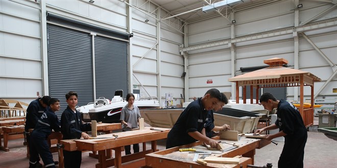 Bot ve fiber tekne tasarlayan liseliler Bosphorus Boat Show'a hazrlanyor