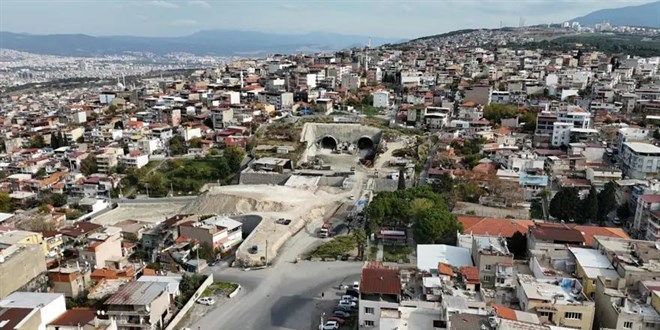 zmir'de bir mahalle diken stnde: Evlerdeki atlaklar bantlyorlar! - Son Dakika Haber