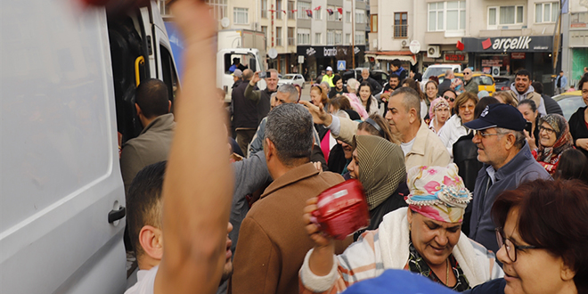 Kurtulu gnnde 'kek' izdiham; ocuklar ezilme tehlikesi geirdi - Son Dakika Haber