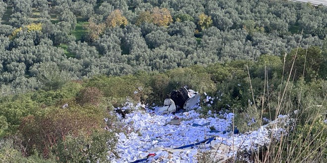 Bursa'da kamyonet uuruma devrildi: 2 l - Son Dakika Haber