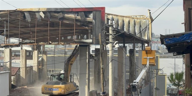 7 kiinin ld parfm dolum tesisi yklyor - Son Dakika Haber