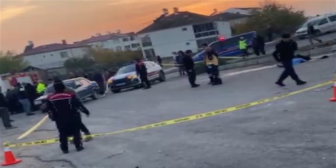 Traktrle arparak savrulan otomobilin ezdii yaya ld