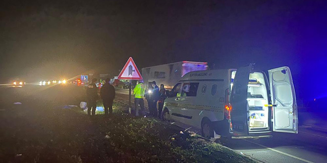 Antalya'da otomobil iki renciye arpt: 1 l, 1 yaral - Son Dakika Haber