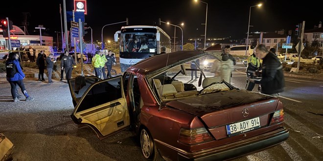 Nevehir'de otomobil tur otobs ile arpt: 2 l, 3 yaral - Son Dakika Haber