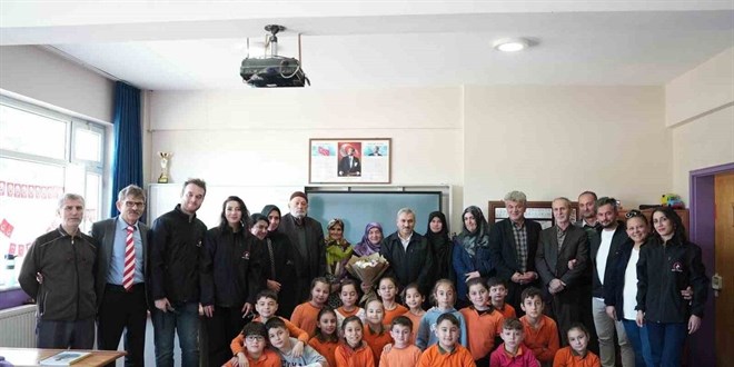 Dzce'de grme engelli retmen iin srpriz etkinlik